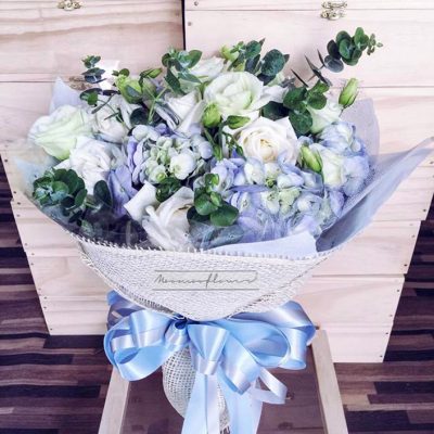 ส่งความรักด้วยช่อดอกไม้สีฟ้า-ขาว